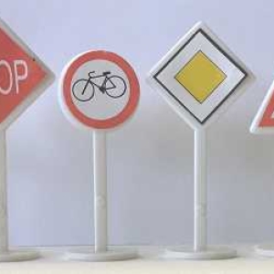Road Sign Plastic 2 7/8″ 12 count